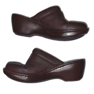 👣BØRN Leather Clogs in Medium Dark Brown